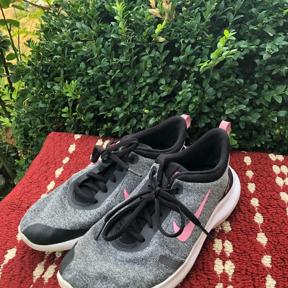 Nike Flex8 Women’s Gray & Pink Athletic Training Sneakers Size 8.5W